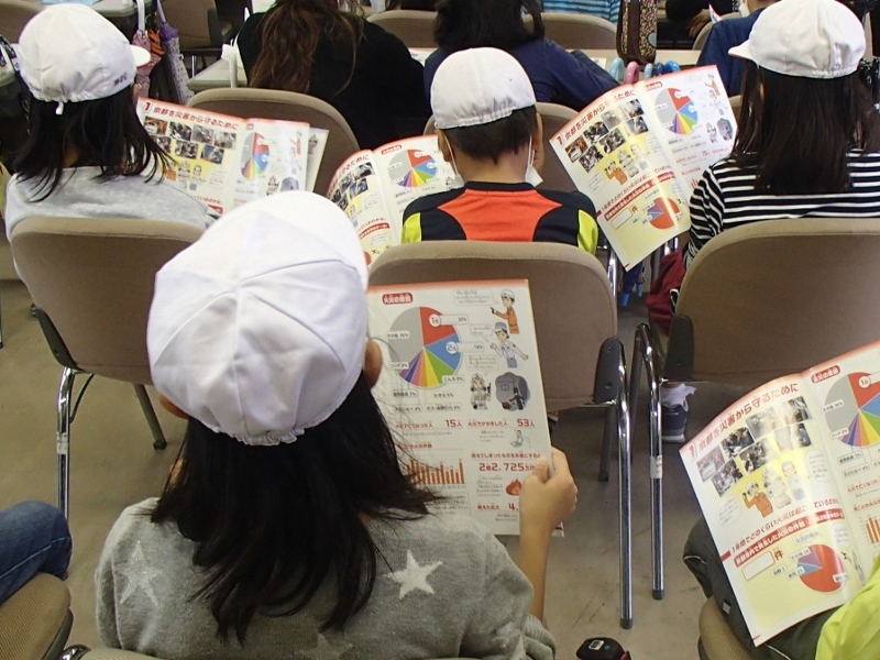 パンフレットを見ながら消防の仕事について学ぶ子どもたち