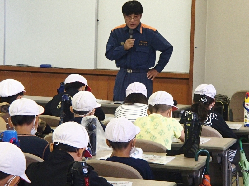 消防の仕事について話をする消防士