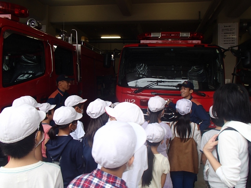 消防車についての説明を受ける子どもたち