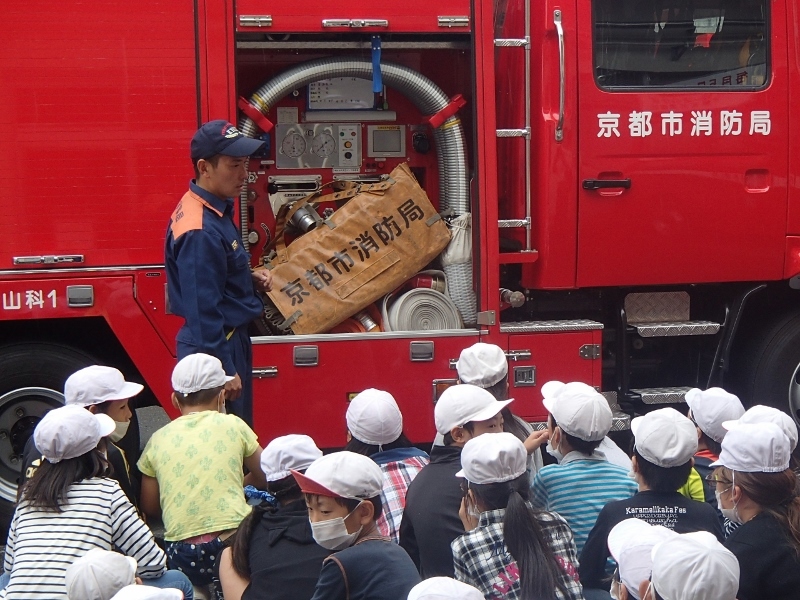 消防車について説明を受ける子どもたち