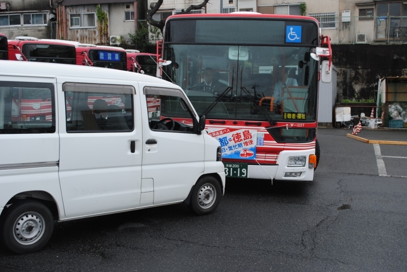 路線バスに乗用車が衝突