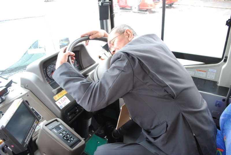 運転席で意識を失うバス運転手