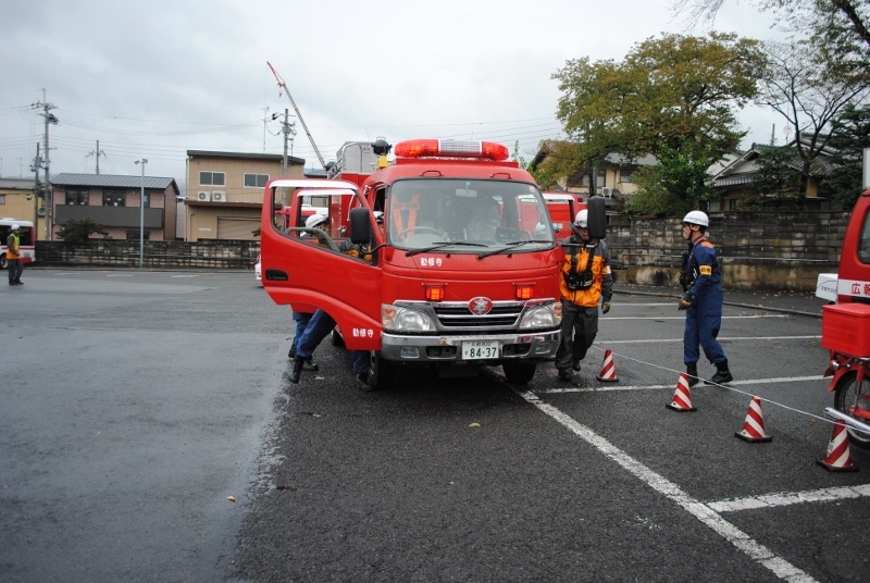事故現場に到着した消防隊