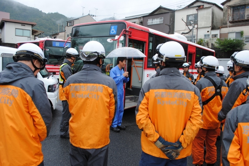 京阪バス職員からバスに関する講習を受ける