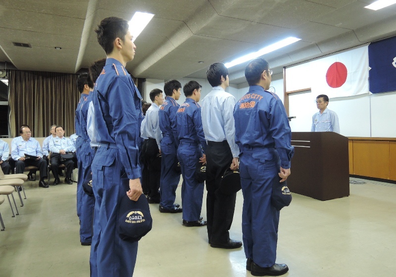 新入団員が辞令を受けるため整列