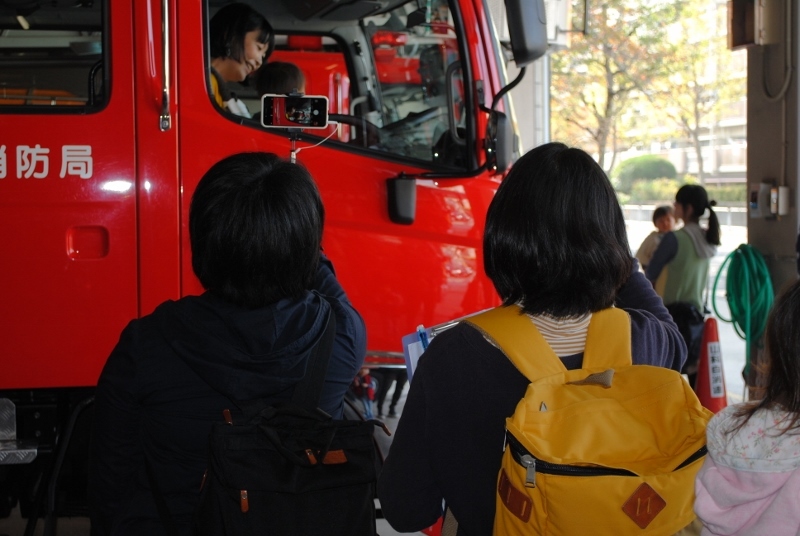 お母さんと一緒に消防車に乗車