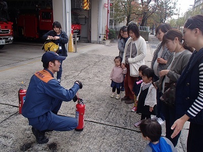 消火器の取扱方法を説明