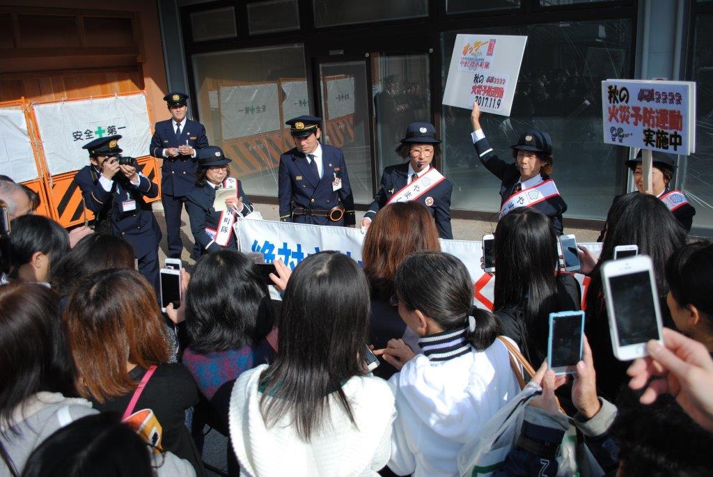 山科駅前ロータリーで広報活動