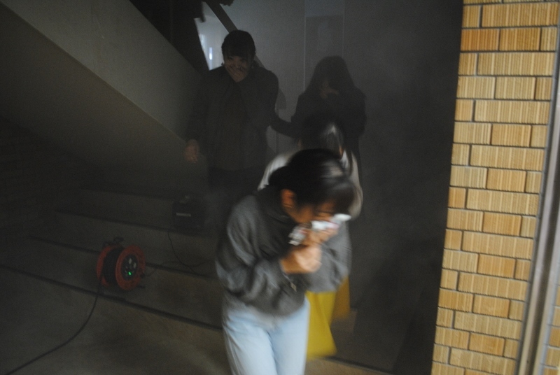 建物から避難する人々