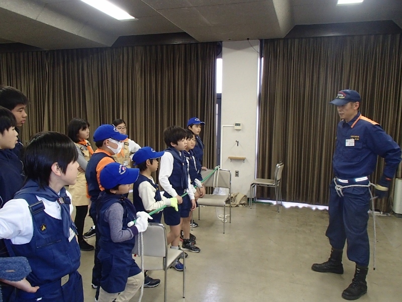 ロープ結索を学ぶクラブ員