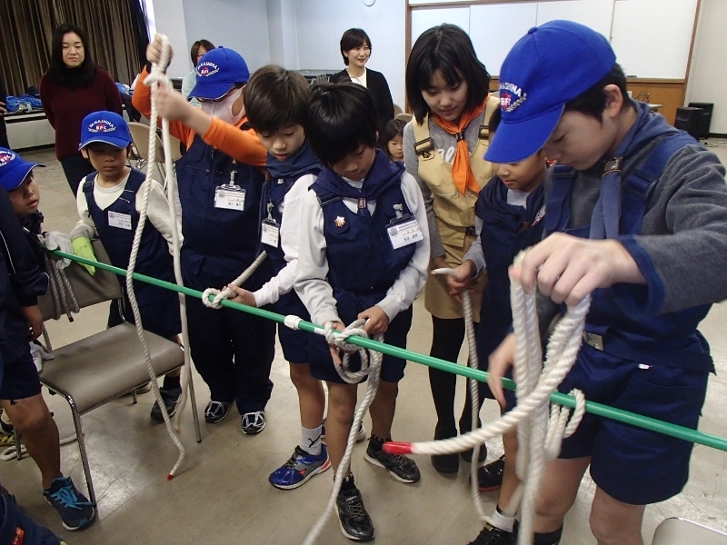 ロープ結索を実践するクラブ員