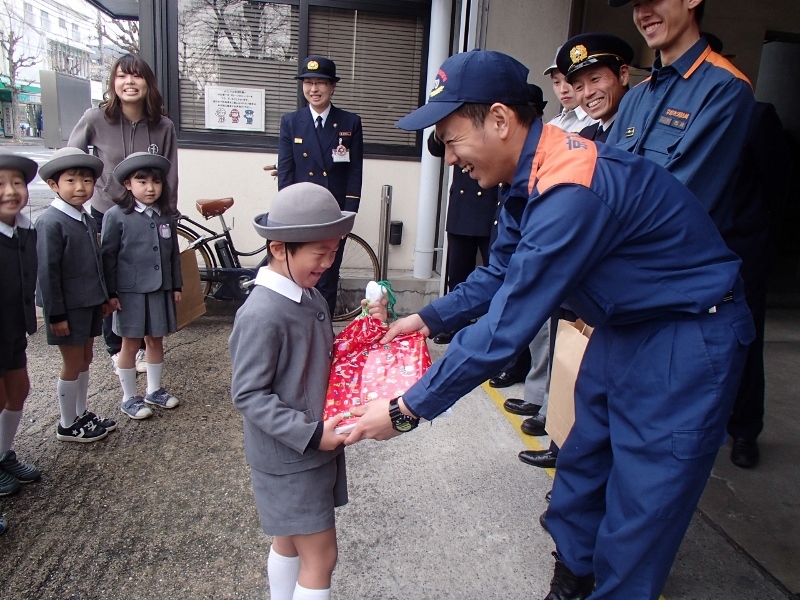 消防署員からもお返しにプレゼント