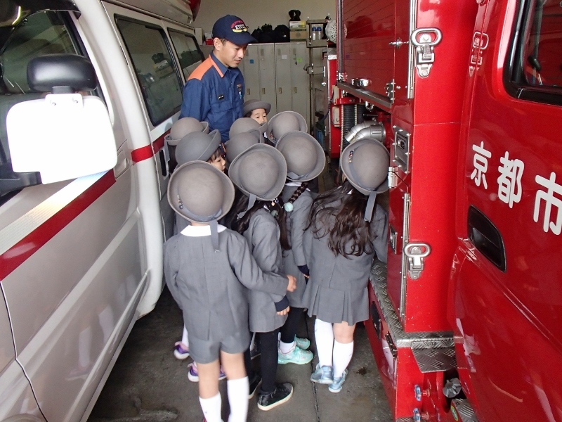 園児さんが消防車を見学