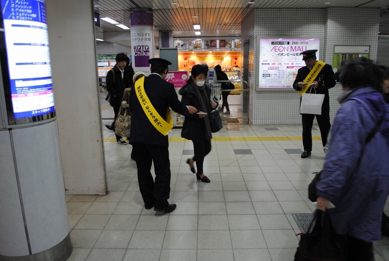 防火標語を印刷したウエットティッシュを手渡ししました。