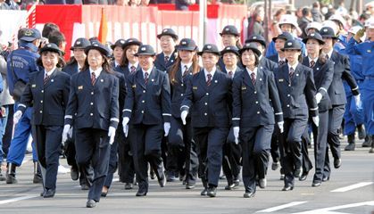 女性消防団員部隊の分列行進の様子