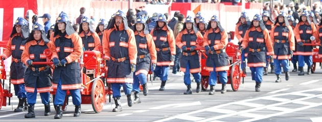 消防団小型動力ポンプ部隊の徒歩分列行進の様子