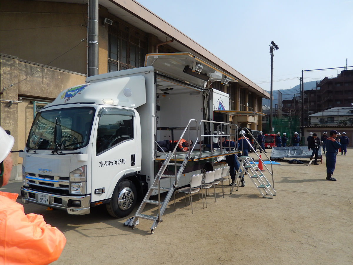 起震車を使った地震対応の展示