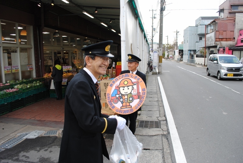 防火盾を持つ分団長