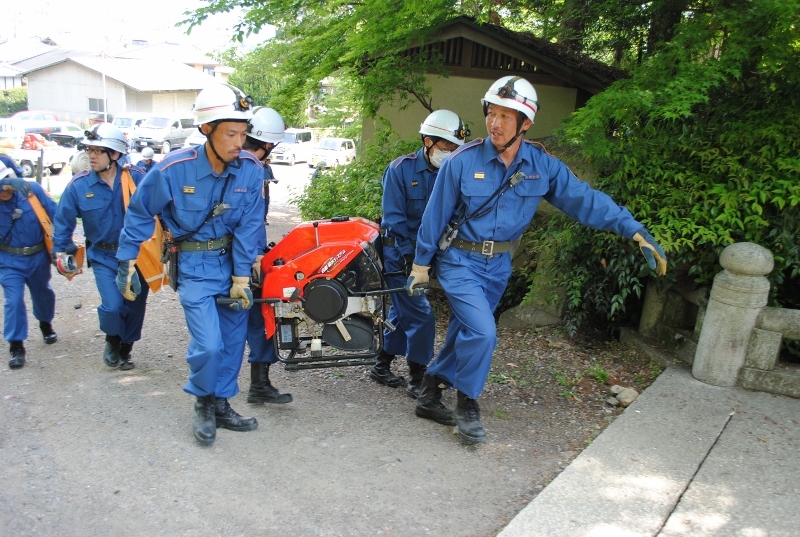 小型動力ポンプを搬送します。
