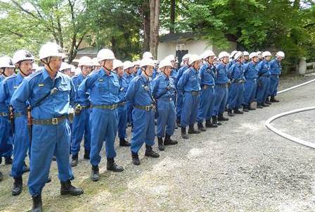 訓練を終え，整列する団員