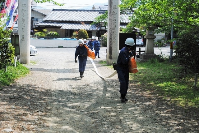 神社入口からホース延長