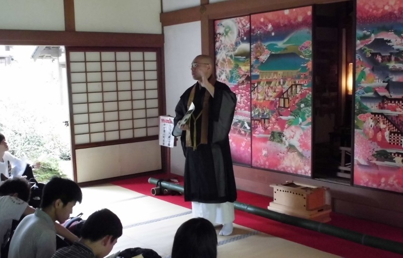 僧侶による説明