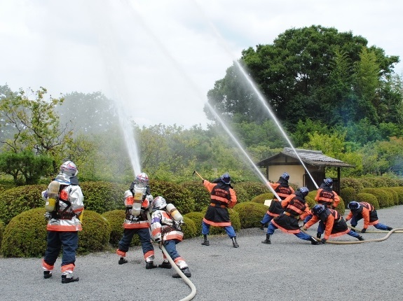 合同で放水