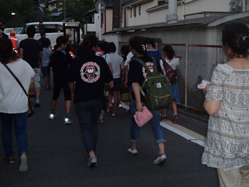 お揃いのTシャツでパトロール