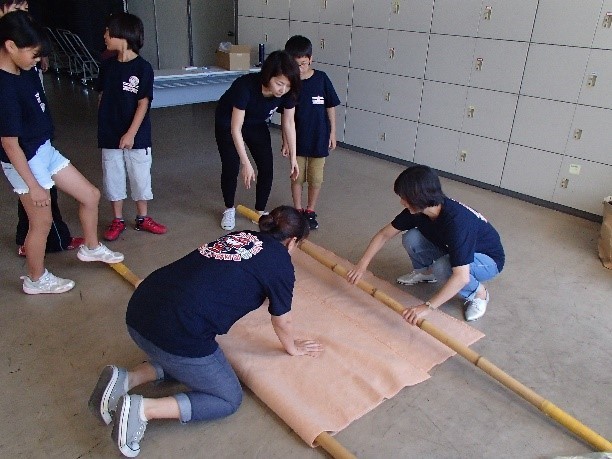 毛布と棒で担架を作ろう！