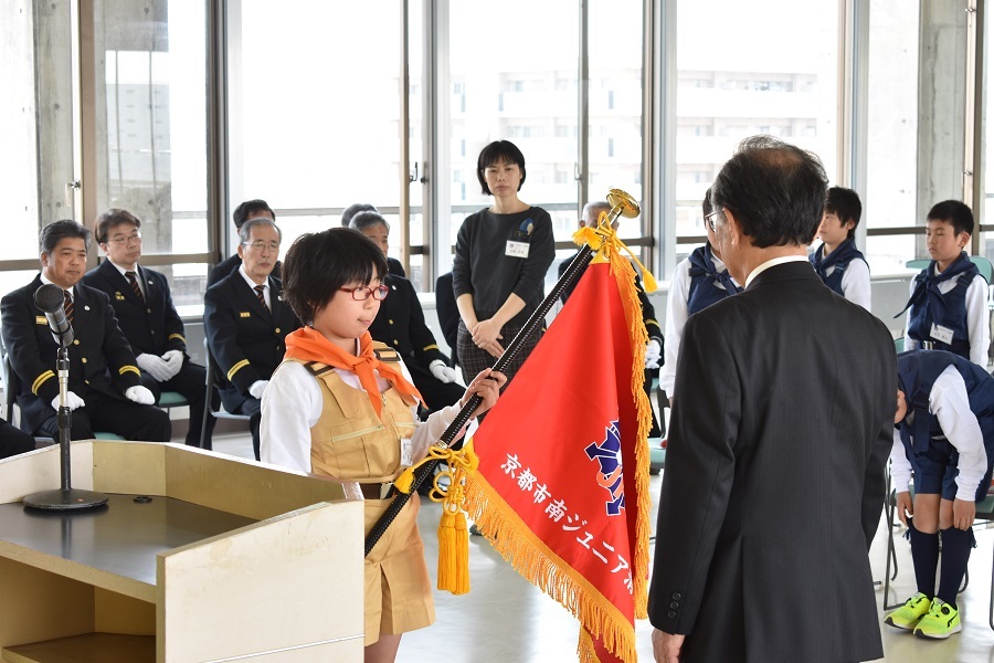 松下キャップにジュニア消防団旗が授与されました。