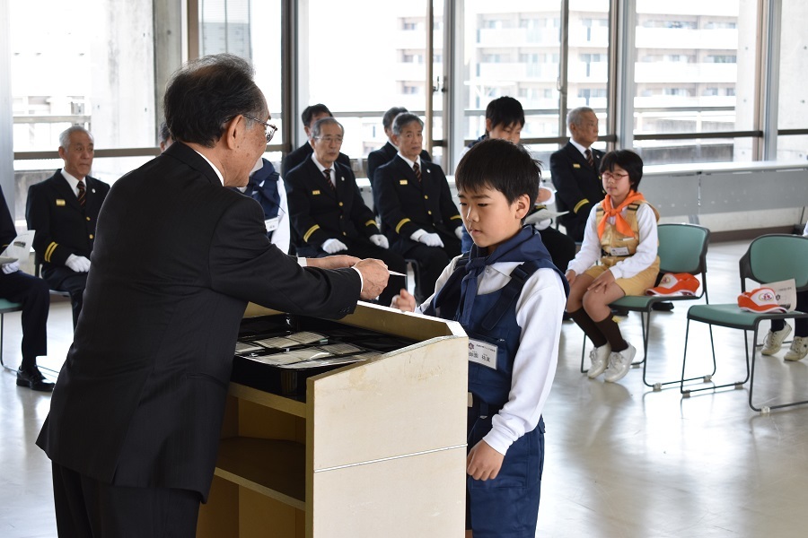 光澤代表幹事から，一人ずつにジュニア団員証が手渡されました。