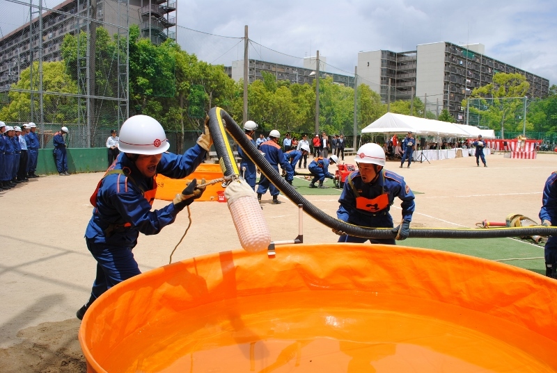 水槽に吸管を投入します。