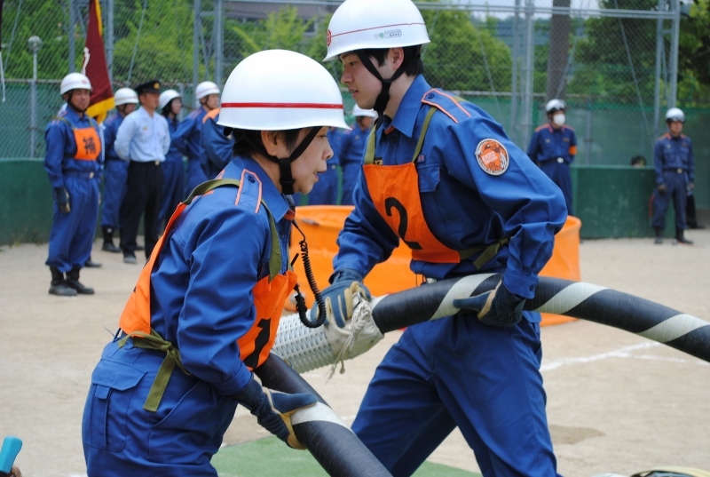 隊員同士で力を合わせて放水準備！