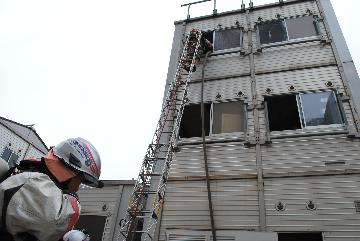 三連はしごを活用して要救助者を救出します。