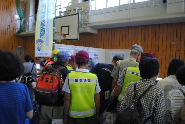 体育館内の防災機器の展示等を見学しました。