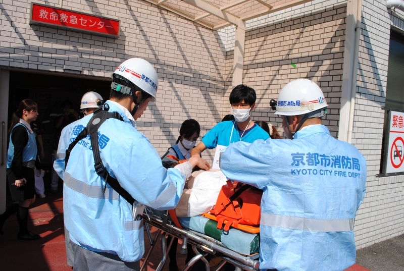 医師へ現場の状況や傷病者の状態を伝えます。