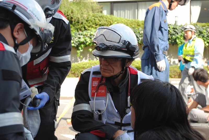 ドクターカーに乗って，医師が到着しました！