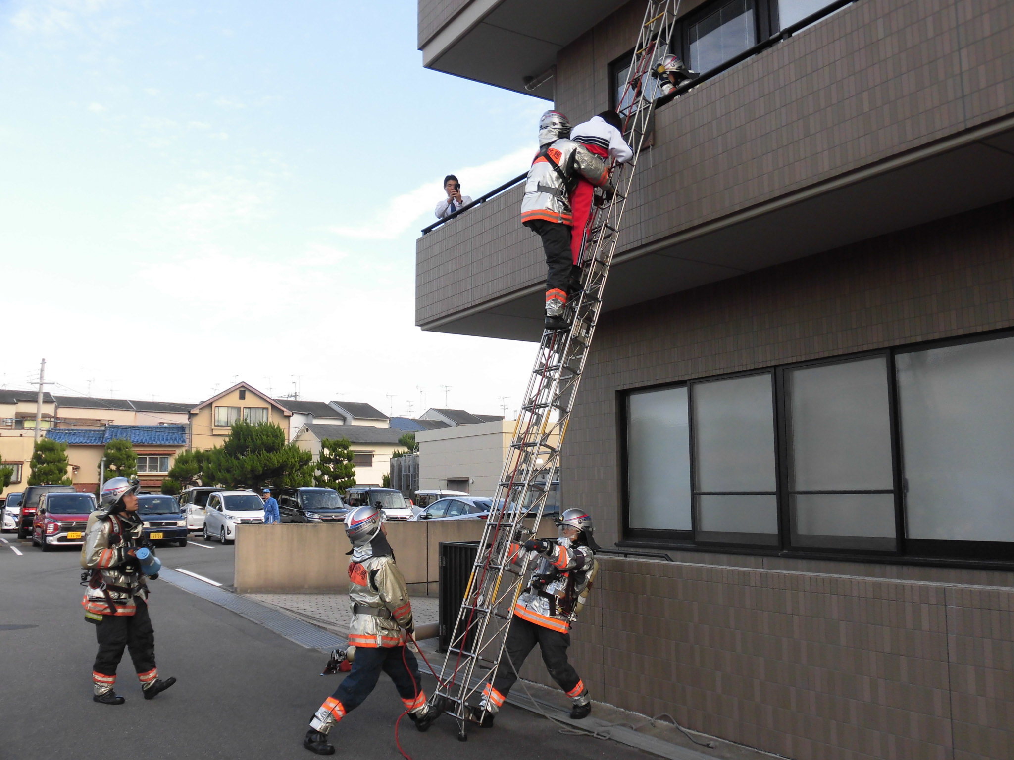 三連はしごを使用した救出訓練