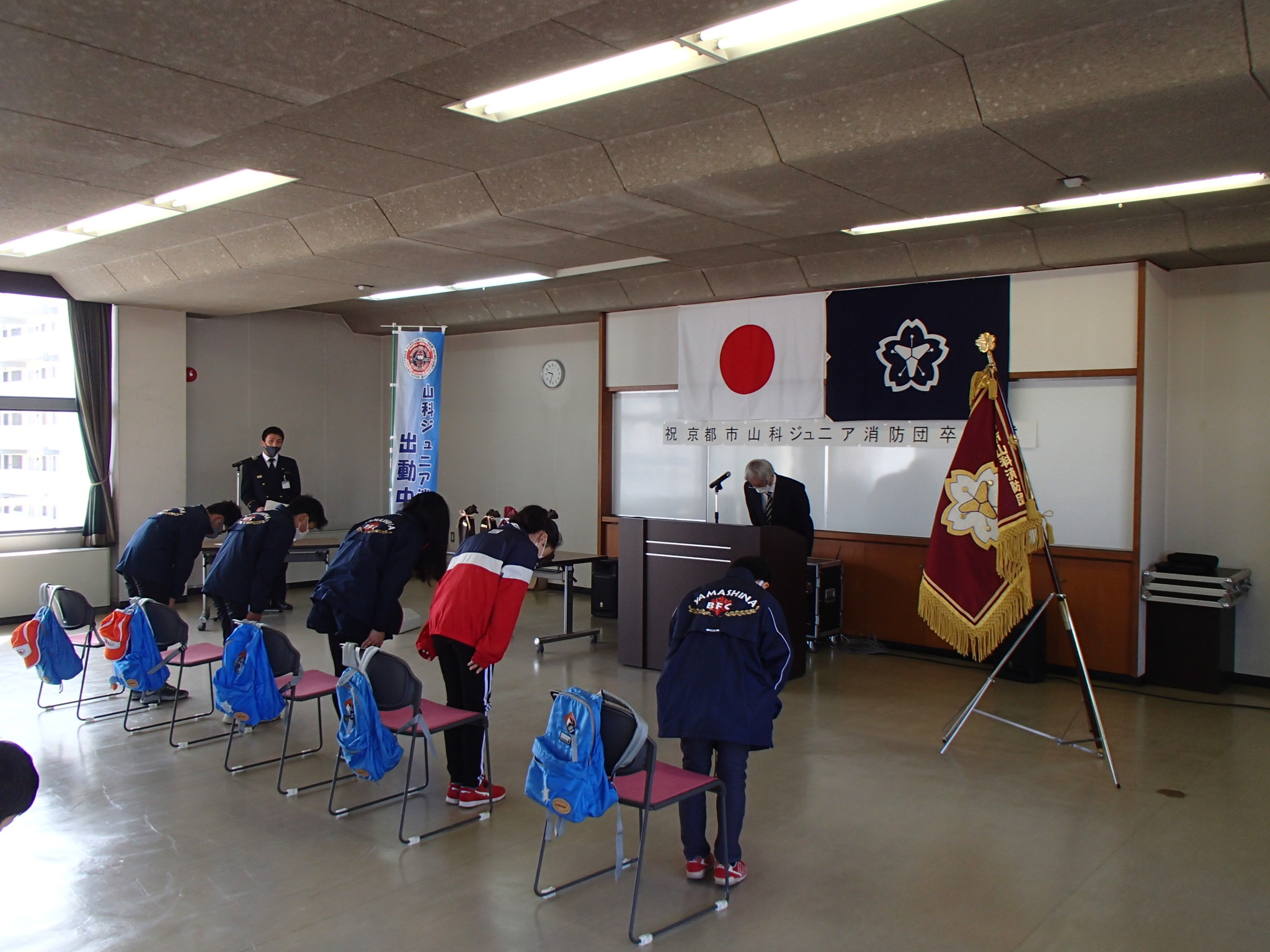 卒団するジュニア消防団員全員で敬礼