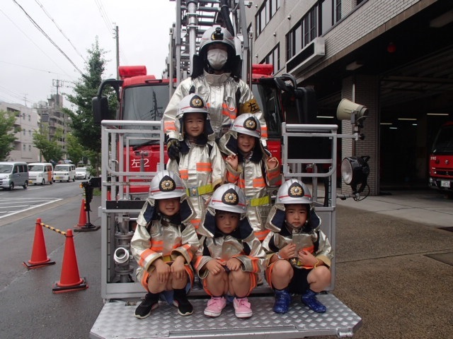 はしご車に乗ってハイポーズ