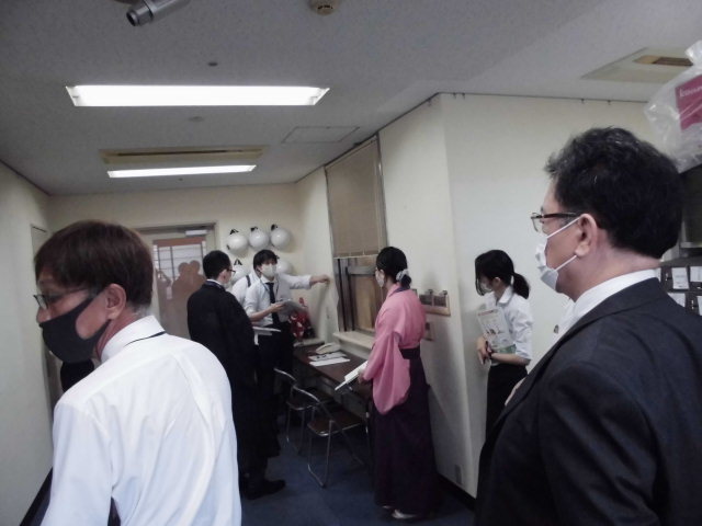 防災センターで火災対応手順を確認