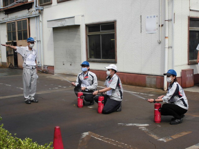 水消火器による初期消火訓練
