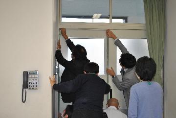 隙間にテープ