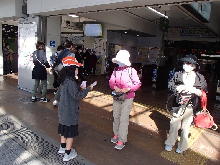 JR山科駅にて防火ティッシュ配布