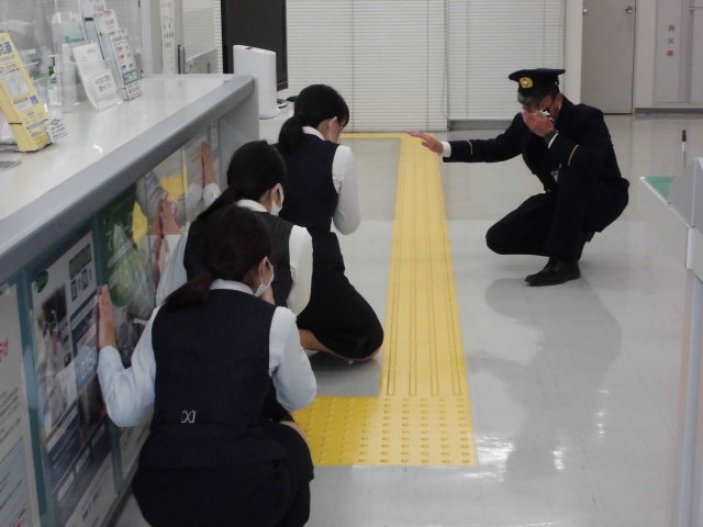 煙中避難（ダックウォーク）の訓練