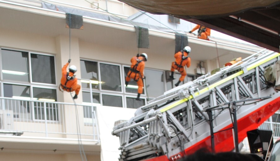 救助隊員による屋上からの緊急脱出！