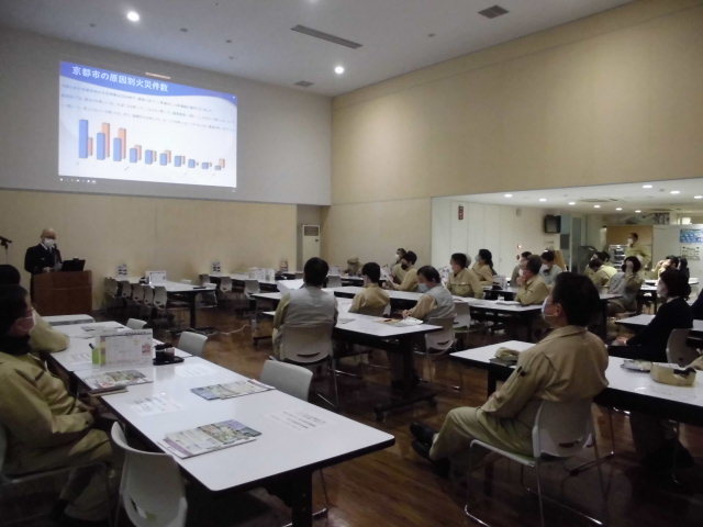 150人収容の食堂も密を避けて人数を制限