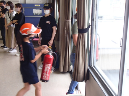 すぐに消火器を搬送して