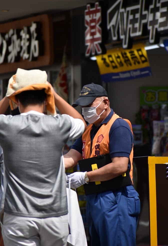 大西団長自ら街頭に立ち，火災予防をアピールしました