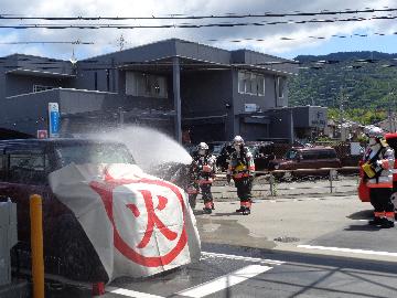 消防隊による放水